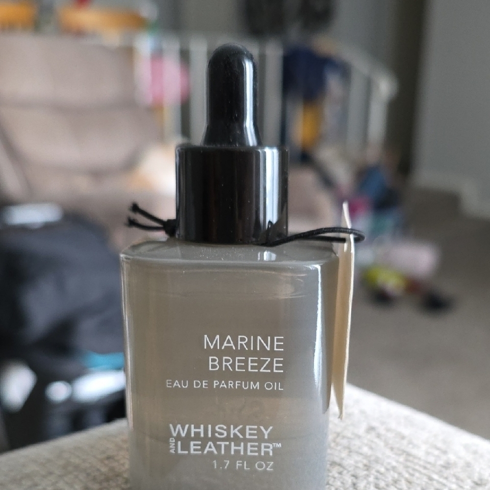 Whiskey and Leather Marine Breeze Moisturizer - Black and Gray